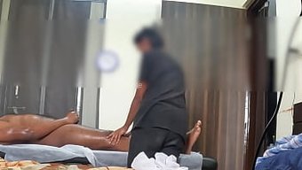 与丰满的伴侣秘密记录...