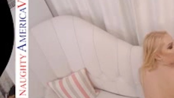 一个诱人的金发脱衣舞娘感性地取悦一个淘气男人的勃起大屌。