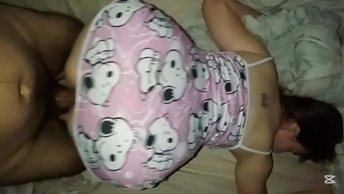 火辣的哥伦比亚熟女,翘臀诱人,骑着大屌像老司机一样疯狂浪叫,这场自制激情戏绝对让你欲罢不能。