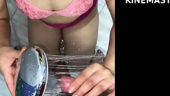 棕色头发的印度少女在...