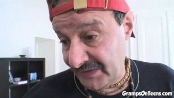 金发荡妇被一个年长的...