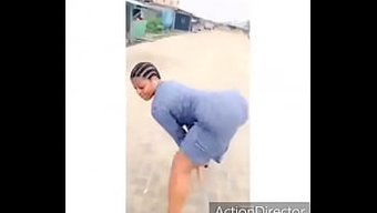 大屁股学生在三人行中...