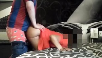 拉丁美女在自制视频中...