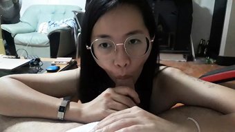可爱的亚洲女孩给了一...