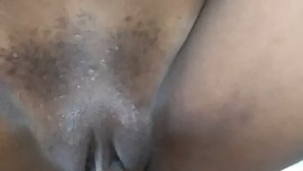 惊人的业余美女变得湿...