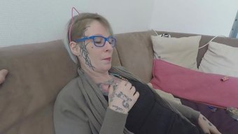 業餘女孩在車上被填滿陰道