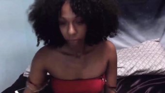 看黑人女孩用手指自慰