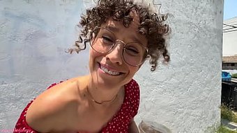 熟女享受小个子男人的小包裹