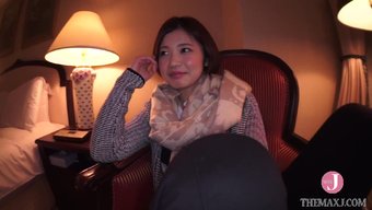一个亚洲女人给了一个...