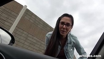 小个子女人在公共场合...