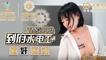 深色头发的亚洲少女从...