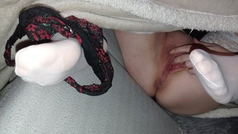穿着丝袜和内衣的少女...