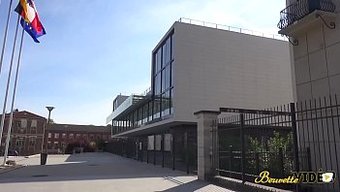 大学女孩在阴道里接受大鸡巴