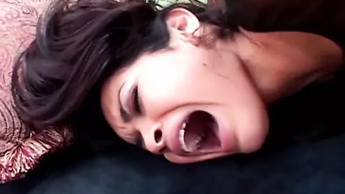纹身男子在激烈的卧室遭遇后用精液覆盖丰满的宝贝的脸