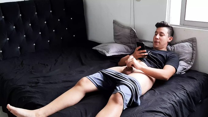 业余少女(18+)得到她的鼻子工作并吃她的阴部
