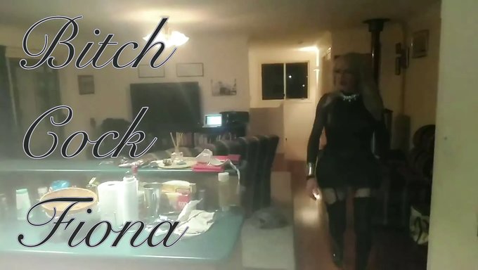 Sandy和fiona在一个臭名昭著的场所沉迷于狂野的会话,特色是一个拥有巨大成员和面部射精的支配性人妖。