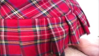 少女(18+)用震动棒自慰