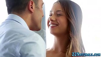 胸部丰满的欧洲少女被内射