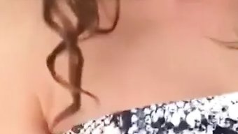 美丽的18岁女孩在s...