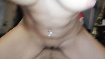 小胸部的塞尔维亚少女...