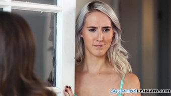两个美丽的女人的感性喷射