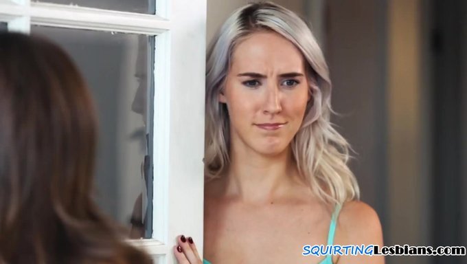 两个美丽的女人的感性喷射
