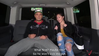 亚洲小可爱在后座被操...