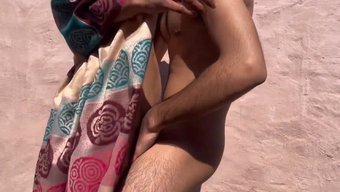 年轻的亚洲继妹在户外...