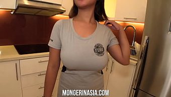 亚洲巨乳少女被她的老板操了