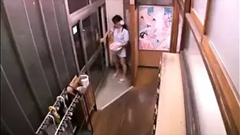 日本美女在澡堂互相勾引