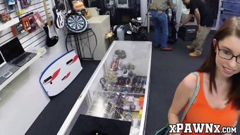丰满的宝贝用硬鸡巴自慰
