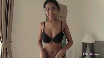 亚洲女孩在街上被精液填满