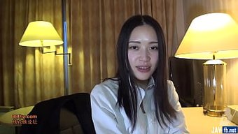 日本女孩享受与两个男...