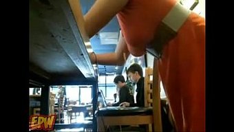 大天然乳房的少女(1...