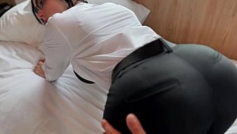 大奶秘书在工作中被老...