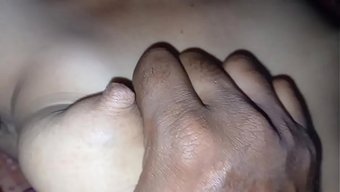 一个瘦瘦的管家在健身...