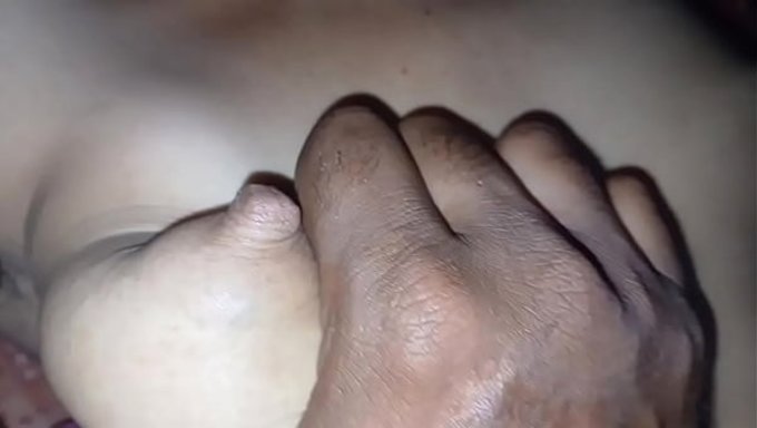 一个瘦瘦的管家在健身房里被一个家伙狠狠地操了一顿。