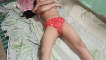 印度男友给女友手淫并射精