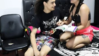 拉丁裔继女从后面被舔...