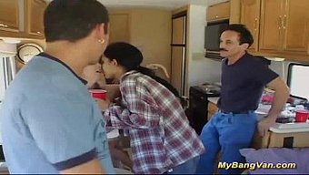 18+大学生在狂野的...