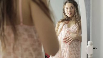 俄罗斯业余女孩享受独自自慰