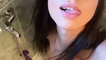 18+青少年在淋浴间...