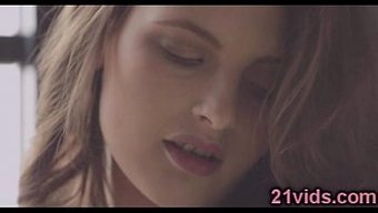 令人惊叹的年轻女孩独自自慰