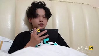 老师和学生在自制视频...