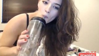 业余女孩用性玩具享受独奏