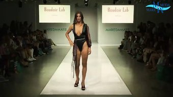 妈妈穿着性感的双峰和高跟鞋