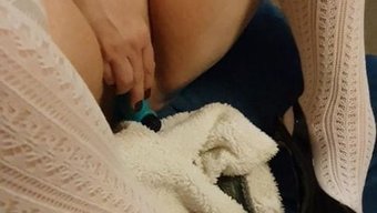 成熟的女人用性玩具自慰