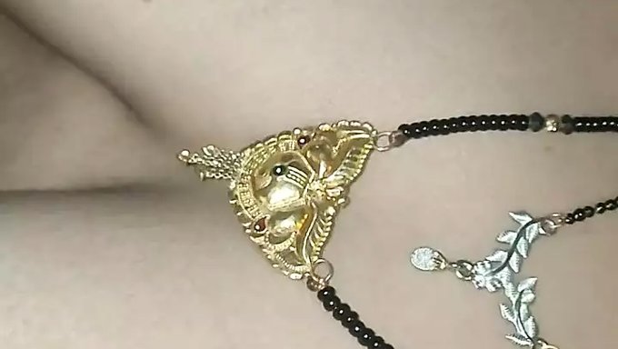 Desi Telugu Bhabhi在比基尼的硬核性交