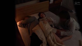 亚洲妻子看着给绿帽子足交