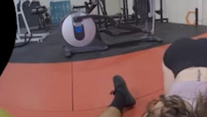 Gianna Gem的激烈锻炼变成了一场火热的性爱。